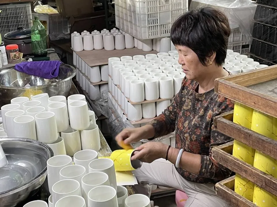 decal putting-Ceramic Bathroom Accessories Factory-7